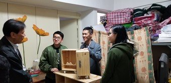 「学建关爱」学生义工利用回收所得的红酒木箱为有需要的中西区旧区家庭度身订造新家具。