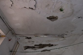 崇庆里／桂香街发展项目范围内的楼宇欠缺维修和保养，部份亦出现石屎剥落的情况。