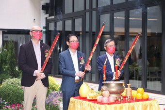 Managing Director of the URA, Ir Wai Chi-sing (center), Executive Director and Chief Executive Officer of Chinachem Group (left), Donald Choi and Managing Director of Real Estate of Chinachem Group, Dennis Au (right) worshipped at the Ceremony.