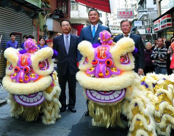 张震远及陈特楚和罗义坤分别为醒狮点睛及簪花挂红，正式启动「嘉咸街市集二重赏」推广活动。