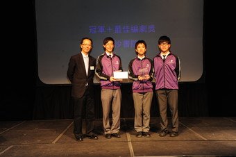 A photo of the Director (Corporate Communications) of the URA, Lawrence Yau (left), together with the La Salle College team which won the championship and Best Screenplay award of the “Old District Discovery” Video Competition.