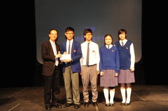 Director (Corporate Communications) of the URA, Lawrence Yau (left), presents the 2nd runner-up award of the “Old District Discovery” Video Competition to The Chinese Foundation Secondary School.