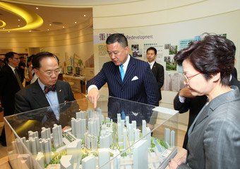 The Chief Executive, Donald Tsang (left), Secretary for Development, Carrie Lam (right), and Chairman of URA, Barry Cheung (centre), tour the Urban Renewal Resource Centre.