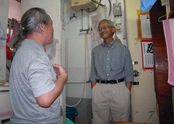 市建局主席苏庆和（右）亲身落区了解深水埗东京街／福荣街重建项目内居民的居住环境，并与其中一位劏房住客交谈。