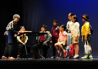 来自14间小学的学生于当晚合力演出一场压轴大汇演「城市奇遇之迷失‧珍帆」