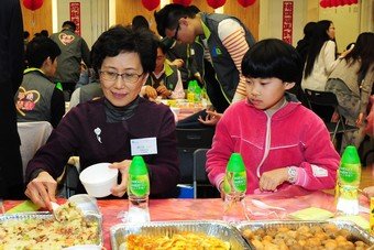 The Community Service Partnership Scheme of the URA has been held for three years. The appreciation ceremony of this year carries an extra meaning, for it is at the same time a celebration of the Chinese New Year with some grass-root families.