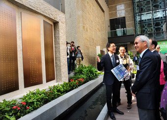 市建局主席蘇慶和(右)參觀桂林街公眾休憩空間。