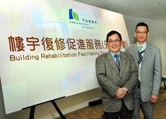 市建局樓宇復修部主管鄧堃霖（左）及樓宇復修總經理何志偉（右）在記者會上簡介「樓宇復修促進服務」（先導計劃）。