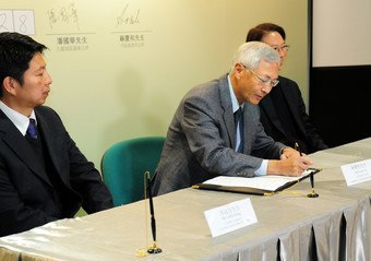 Chairman of the URA, Mr Victor So Hing-woh (middle) endorses the computer ballot results. 