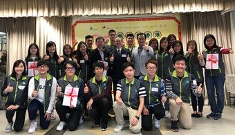 Non-Executive Director of URA Board, Dr Lawrence Poon,  and Managing Director of URA, Ir Wai Chi-sing, present certificates to volunteers to recognise their care for residents in old districts.