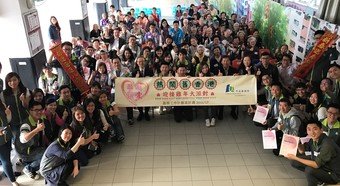 Non-Executive Director of URA Board, Dr Lawrence Poon, and Managing Director of URA, Ir Wai Chi-sing, join over 150 elderly, volunteers and partnering organisations in a themed party to welcome the Year of the Rooster.