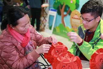 学生义工与「学建关爱」受惠居民在手工艺工作坊制作贺年装饰品，齐齐迎接狗年。