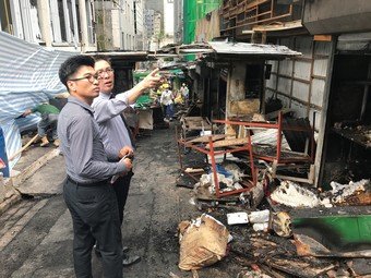 URA Director (Planning & Design), Mr Wilfred Au, and URA colleagues went to Graham Market in the morning on the same day when the fire broke out to understand the situation with an aim to offer appropriate assistance to stall operators.