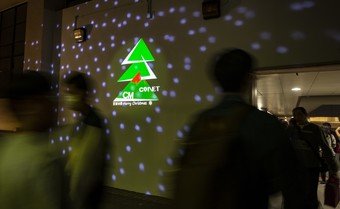 中环街市二楼24小时行人通道内增添了投影飘雪效果，注入节日气氛。