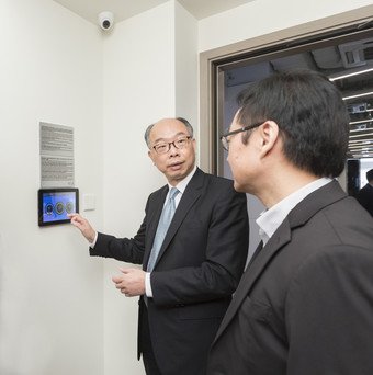 Each residential unit of eResidence will be installed with a smart pad displaying various household information with functions enabling residents to monitor their household energy consumption, book recreational facilities and monitor waste collection information on their respective floor, etc. Secretary for Transport and Housing, Mr Frank Chan Fan (right) is trying out the smart pad in the show flat to understand the system behind. 