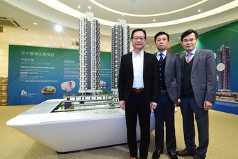 The Managing Director of URA, Ir Wai Chi-sing (from left), Executive Director (Commercial) of URA, Mr Michael Ma Chiu-tsee and Director (Property & Land) of URA, Mr Bruchi Nam Chi-kwong, pose for a group photo in front of the building model of “eResidence”.