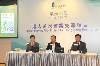 The Managing Director of URA, Ir Wai Chi-sing (middle), Executive Director (Commercial) of URA, Mr Michael Ma Chiu-tsee (right), and Director (Property & Land) of URA, Mr Bruchi Nam Chi-kwong (left), announce the sales arrangement for URA's “Starter Homes” Pilot Project Units at the media briefing.