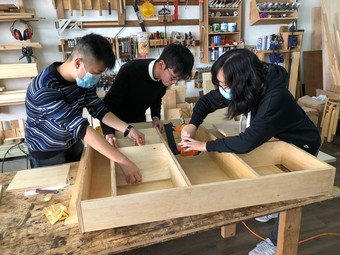 「學建關愛」學生義工將剩木改造為實用的家具，幫助有需要的舊區基層家庭。