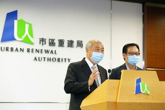 市建局主席周松崗（左）及行政總監韋志成（右）會見傳媒。