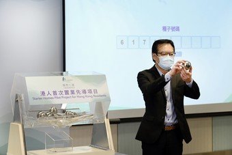 市建局行政總監韋志成抽出隨機編號，作為隨機排序程式的種子號碼。