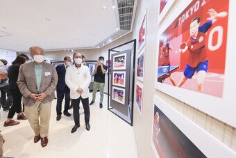 是次展览展出超过 100 张香港运动员在奥运竞赛时的相片，一众嘉宾率先参观。