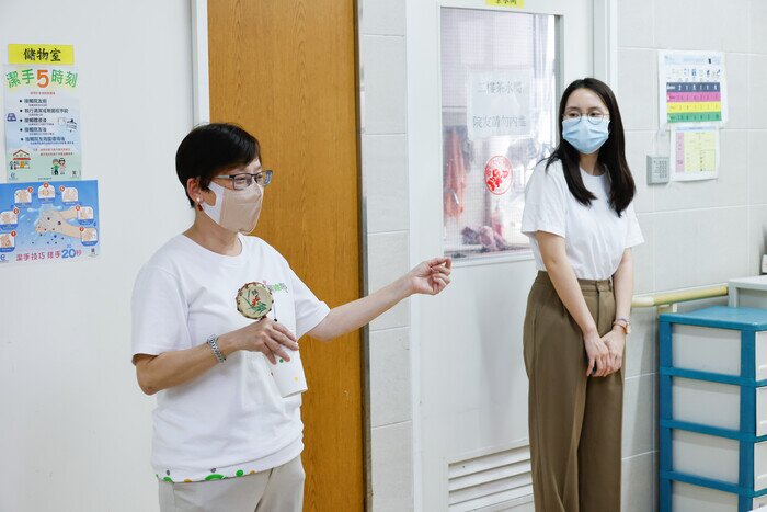 「黄金大使」Margaret(左)和东华学院护理学院三年级学生Vinci(右)透过一同组织院舍活动，实行跨代沟通和合作，互相学习。