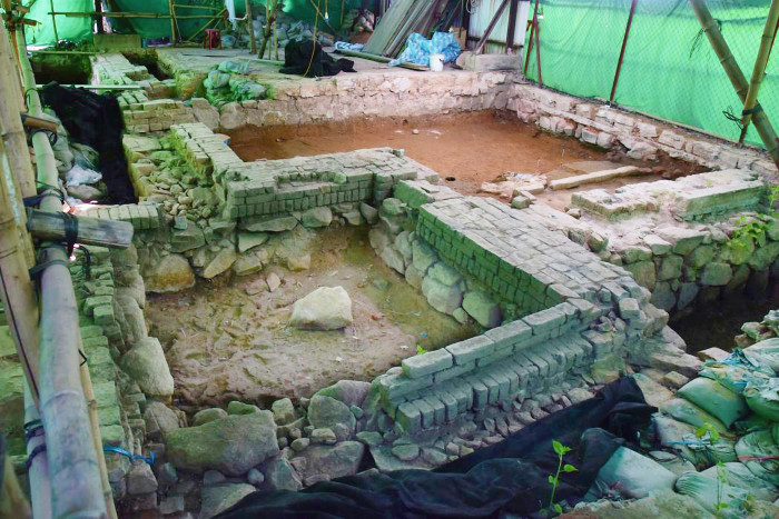 考古團隊於2018年擴大四角圍牆地基的挖掘範圍和深度，因此了解到圍村地基的形狀和建造方法。