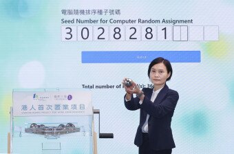 Mr Ho Hin-ming, Chairman of the Kowloon City District Council (above), and Ms Winnie Koo, Director (Property and Land) of the URA (below), draw 10 seed numbers for the random assignment computer programme. 