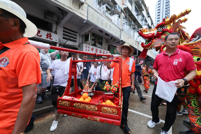 在首日的「請神」巡遊中，巡遊隊伍抵九龍城潮僑盂蘭會舊會址，邀請神明到達盂蘭勝會現場。