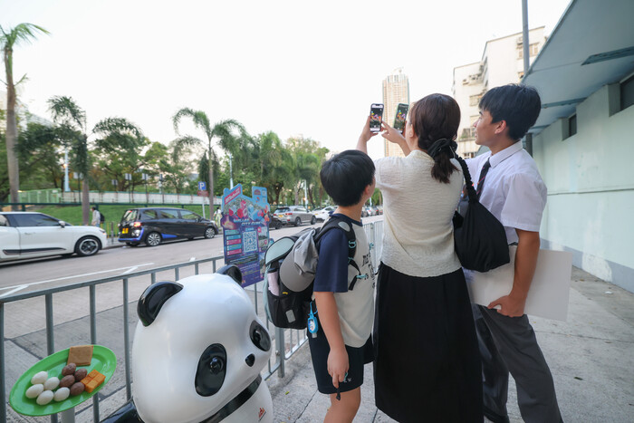 不少經過的途人被可愛的熊貓雕塑所吸引，即時掏出手機掃描二維碼，與家人及朋友體驗ARTech新景點。