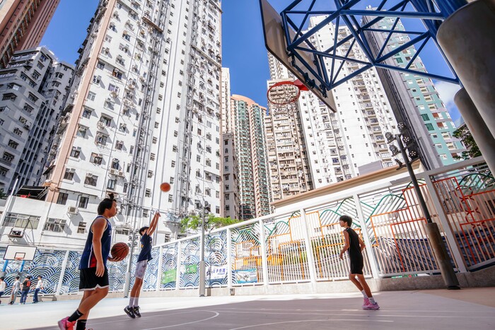 活化後的籃球場採用，一半呈現城市線條，一半融入海洋波浪元素，色彩鮮明，呼應中西區的「城與海」特色。