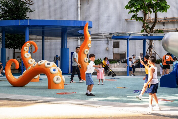 活化後的李陞街遊樂場內有不同的海洋生物遊樂設施，孩子們在八爪魚攀爬架前結伴玩耍。