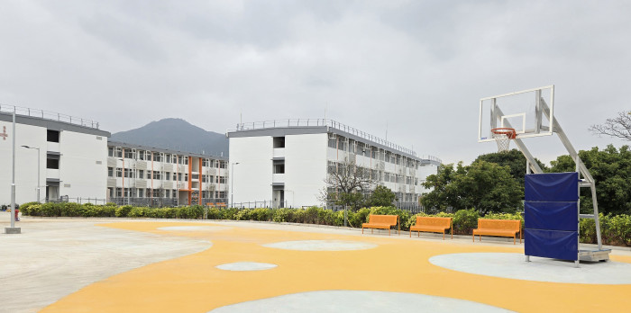 市建局安排吊車將籃球架直接由觀塘市中心「自由空間」運送到元朗攸壆路簡約公屋項目內，務求在居民遷入前完成安裝。(照片由建築署提供)