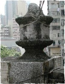 Urns at roof level.